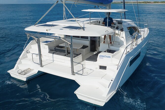4H Lux 40' Catamaran All-Inclusive in Tulum and Playa del Carmen. - Crew energy matters, especially when the water gets choppy