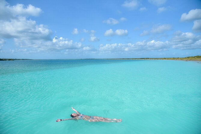 6hrs of Sailing in Bacalar Lagoon: discover Cenotes, Islands and Stromatolites. - Food and drinks on board: guacamole, ceviche, fruit, and beers