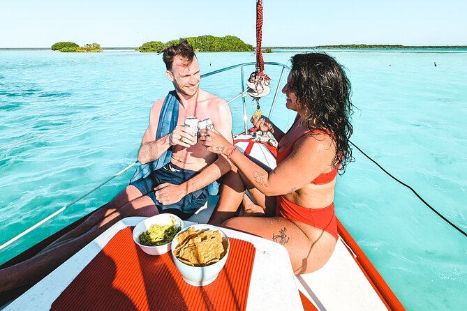 Bacalar: 4hr Private Sailing Tour with Guacamole & Drinks - Onboard comfort: Catalina 25, trained bilingual crew, real personalities