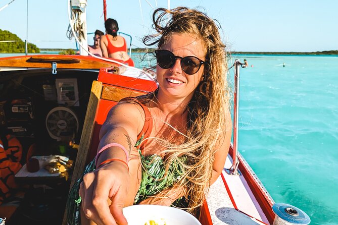 Bacalar: 4hr Private Sailing Tour with Guacamole & Drinks - Food and drinks on board: guacamole, fruit, and cold beer
