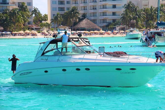 Beautiful Yacht SeaRay 48ft / 15PAX 25P16 - Crew power: professionalism, attention, and your music controlling the mood