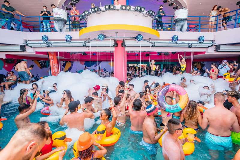 Cancún: Coco Bongo Beach Party Celebrity Package - Lockers, towels, and souvenirs, the small costs to double-check