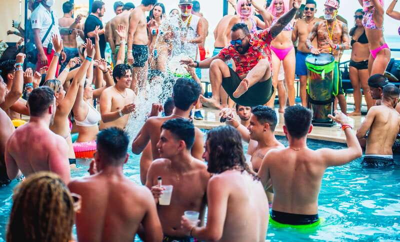 Cancún: Coco Bongo Beach Party Experience - What the Show Delivers: Tech Parade, Stunts, DJs, Acrobatics