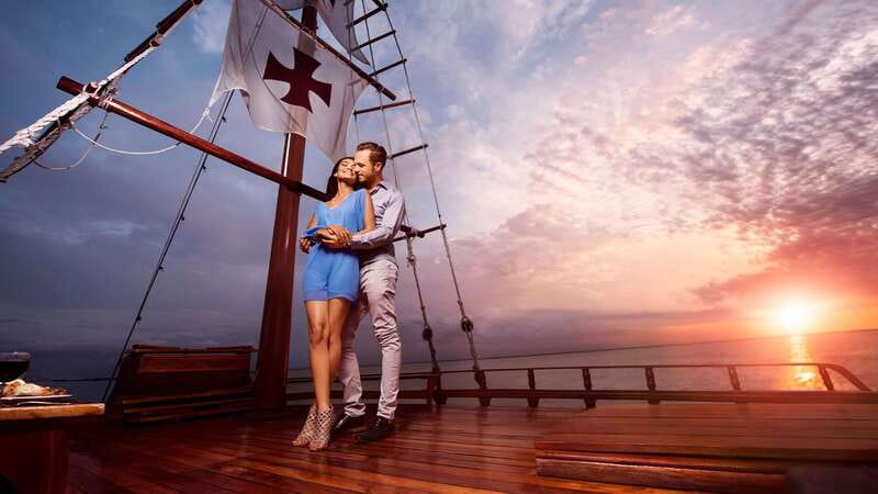 Cancun: Columbus The Romantic Dinner Cruise - Boarding the Spanish Galleon: open bar energy starts fast