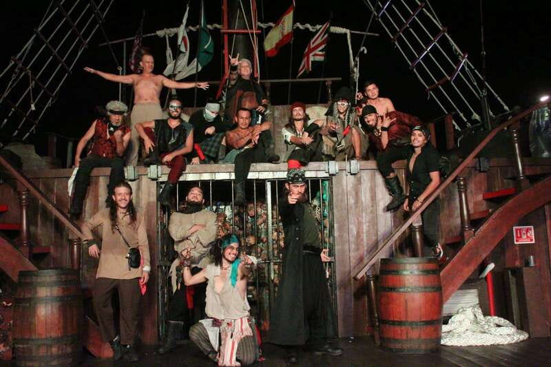 Cancún: Jolly Roger Pirate Dinner Cruise 2025 - The 3.5-hour flow: boarding, music, dinner, then the main spectacle