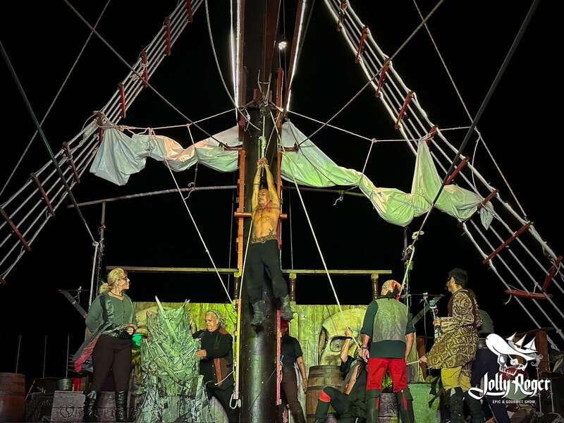 Cancún: Jolly Roger Pirate Dinner Cruise 2025 - Dinner on a ship: what to expect and how to make it better