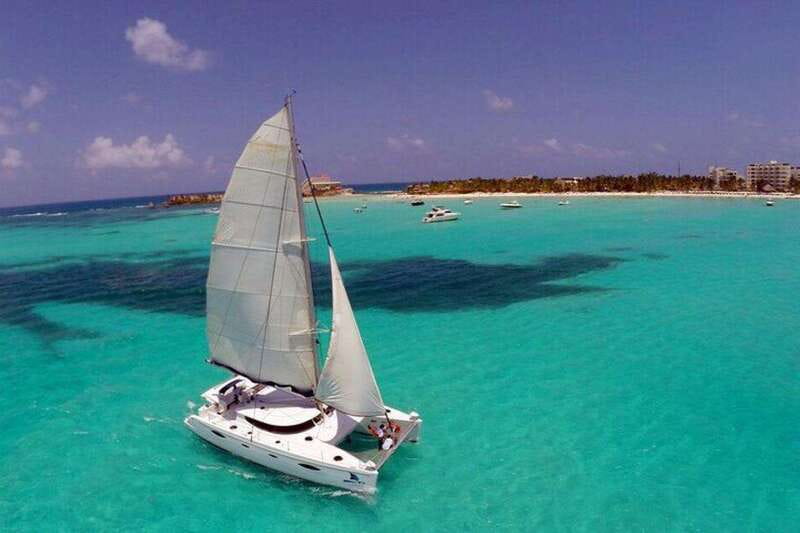 Catamaran party Isla Mujeres with drinks & lunch - Catamaran party energy and the drinks plan