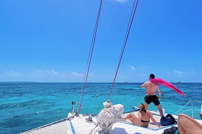 Catamaran to Isla Mujeres, Open bar, buffet, Beach Club Included - Meeting point, timing, and the shade reality