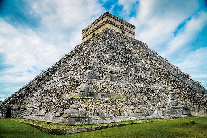 Chichen Itza Deluxe Valladolid and 2 Cenotes - Chichen Itza with a guide: making 3 hours count