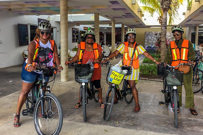 Cozumel: City Tour by E-bike - Stop 1 in Cozumel: 3 de Mayo Park and the Corpus Christi church