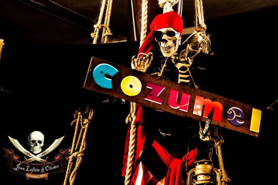 Cozumel: Pirate Ship Cruise with Open Bar, Dinner, and Show - The gourmet dinner on a 17th-century replica galleon