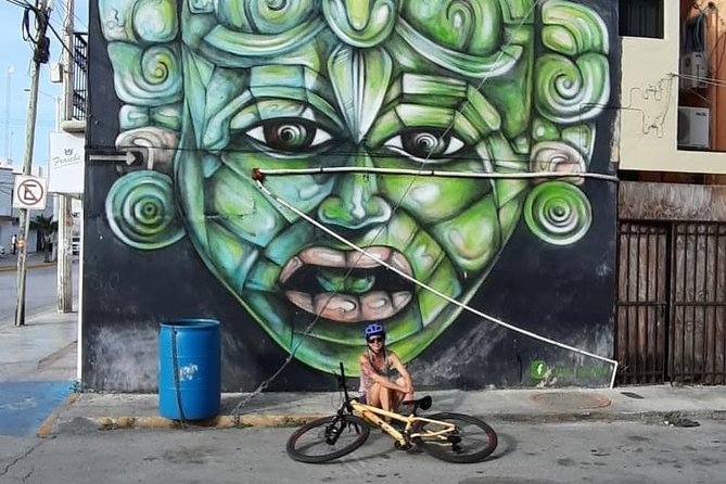 Graffitis & Munchies biketour Playa del Carmen - Calle Corazon: where the art hits right away