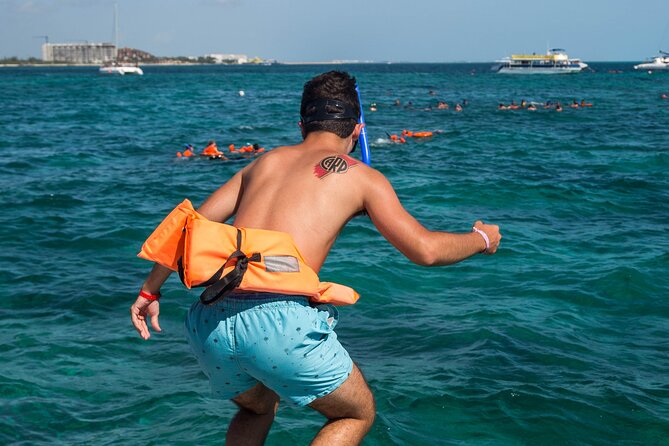 Isla Mujeres Catamaran Tour with Open Bar, Lunch and Snorkeling - Downtown Isla Mujeres and Playa Norte time: shopping with strategy