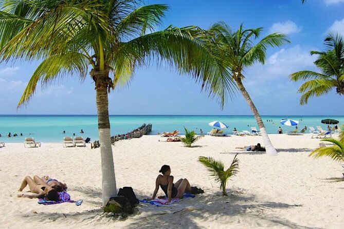 Isla Mujeres on luxury catamaran with snorkel, open bar and lunch - The group size and overall comfort level