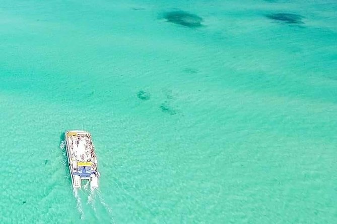 Isla Mujeres Unlimited! Fun & Party with transportation - On-board party energy, open bar, and the crew’s entertainment style