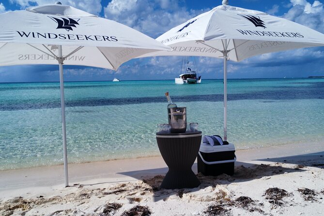 Lagoon 39ft Private Catamaran 5hr - El Cielo Full Experience - Lunch, snacks, and drinks: what top-shelf bar means in practice
