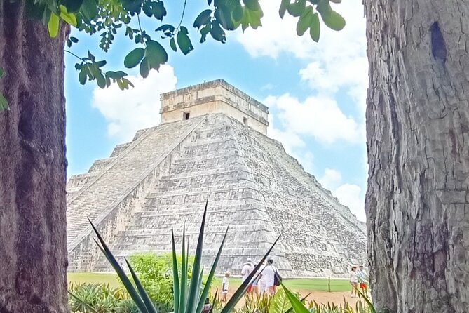 Mayan Experience in Chichen Itza - Meeting Carlos Cutiz Tours at Chichén Itzá, then staying oriented