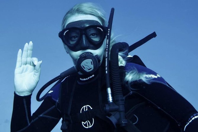 PADI Discover Scuba Diving - The boat ride to the coral garden and the mooring line descent