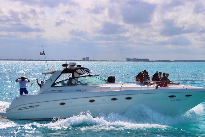 Private 50FT Yacht Rental in Cancún P8 - Onboard comfort: crew care, restroom access, and a calmer schedule
