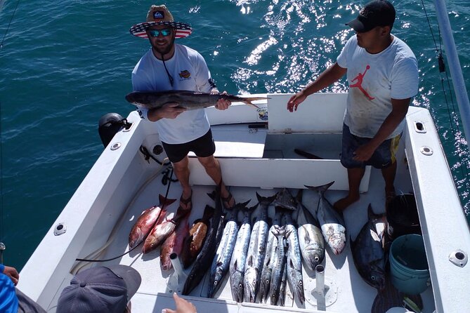 Private fishing charter Bertram 31ft 6 pax max if you don't fish you don't pay - Rods, bait, and safety: what’s included on board