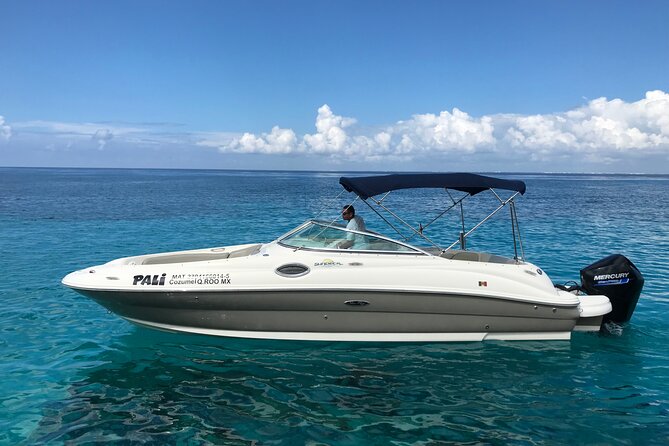 Private snorkeling with 23ft Sea Ray in San Miguel de Cozumel - Boat Comfort on a 23ft Sea Ray: Room for Six and Real Service