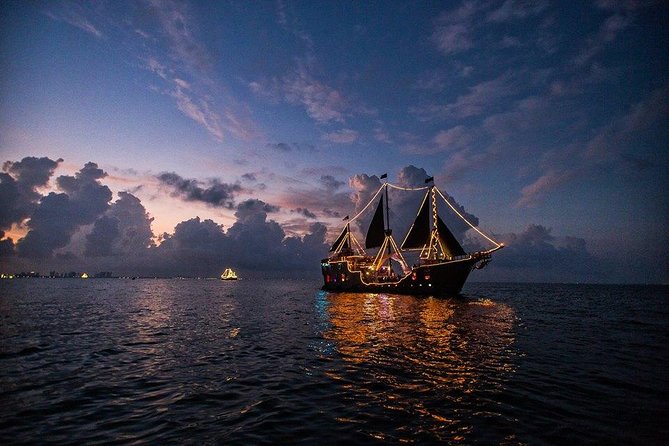 Romantic Dinner on a Spanish Galeon in Cancun - Dinner Service and Main Dish Choices: How the Menu Shapes the Night
