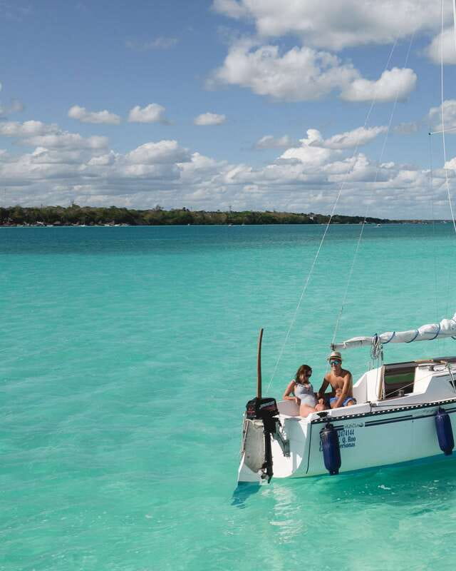 Sailboat tour in the seven colors lagoon of Bacalar - Seven Colors Lagoon: Why the Water Changes Right in Front of You
