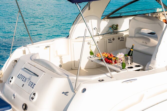 SeaRay 43ft Isla Mujeres, Snorkelling and more!! - The white sand natural pool stop and choosing the best snorkeling spot