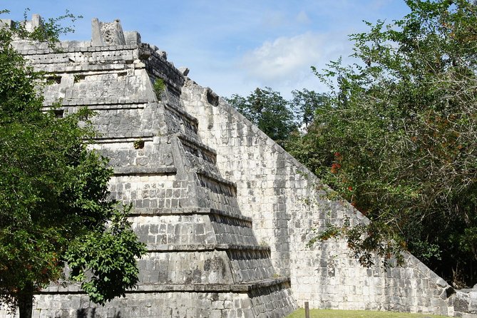 Semi-Private Chichen Itza, Cenote Ik Kil and Valladolid Tour - Ik Kil cenote swim: lockers, vests, and the calm that cooling off gives you