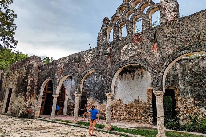 Tour Hacienda and Cenotes Mucuyché with Guided Tour in Oxkintok - The hacienda restaurant break: lunch is not included, so plan smarter