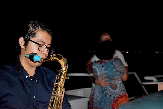 Your Romantic Dinner in Cancun, includes national open bar and live music - The open bar and live saxophone: the heart of the party